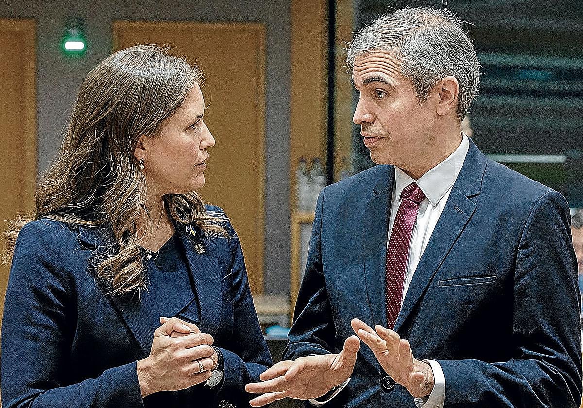 El secretario de Estado español para la UE, Fernando Sampedro, conversa ayer con la ministra danesa de Asuntos Europeos, Marie Bjerre