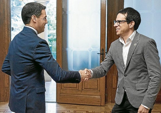 El lehendakari, Imanol Pradales, y el líder parlamentario de EH Bildu, Pello Otxandiano
