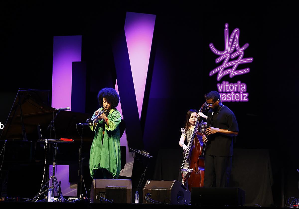 Milena Casado salió a escena con un chubasquero verde pasadas las cinco y media de la tarde.