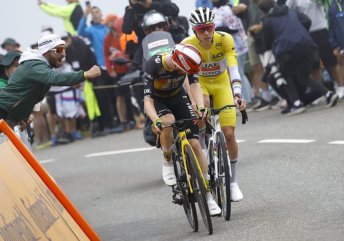 Vingegaard y Pogacar ascienden juntos el último tramo de Superbagneres, donde el esloveno se impuso al danés en la meta.