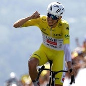 Pogacar celebra su triunfo en la cronoescalada de este viernes.