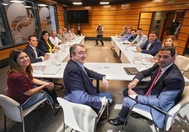 Imagen de la primera reunión del EBB presidido por Aitor Esteban el pasado 7 de abril con la participación del lehendakari, Imano Pradales.