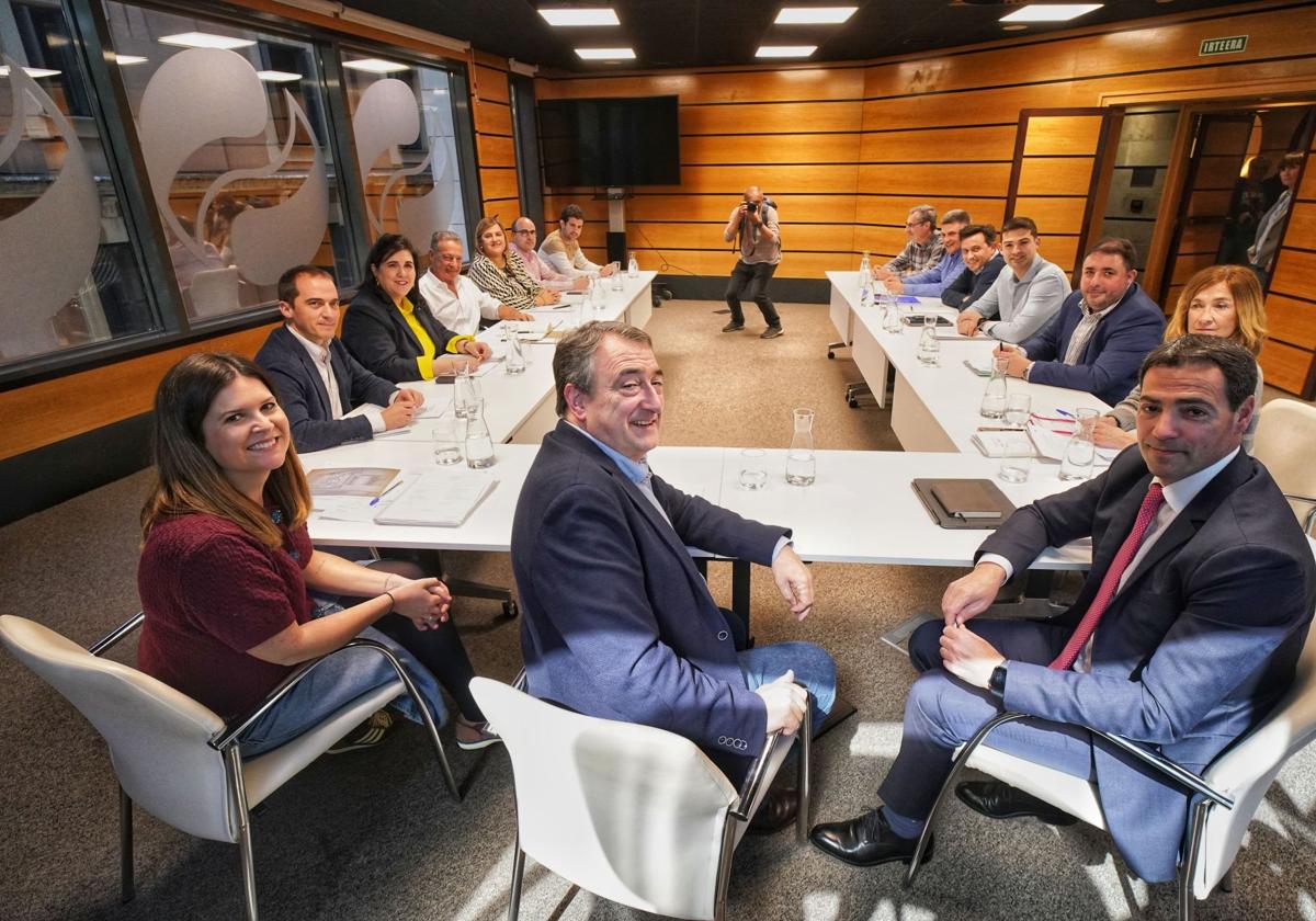 Imagen de la primera reunión del EBB presidido por Aitor Esteban el pasado 7 de abril con la participación del lehendakari, Imano Pradales.