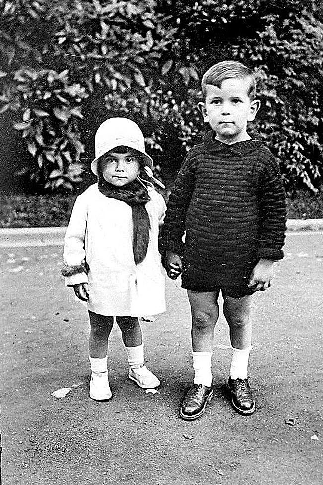 De niño, junto a su hermana Teresa.
