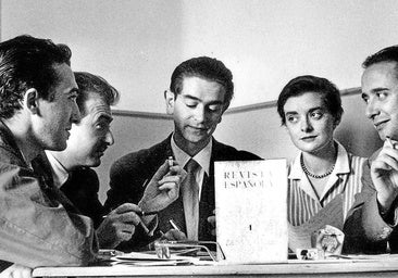 Rafael Sánchez Ferlosio, José María de Quinto, Ignacio Aldecoa, Josefina Fernández y Alfonso Sastre presentan en Salamanca en 1952 'Revista española', publicación literaria de la que se editaron seis números.