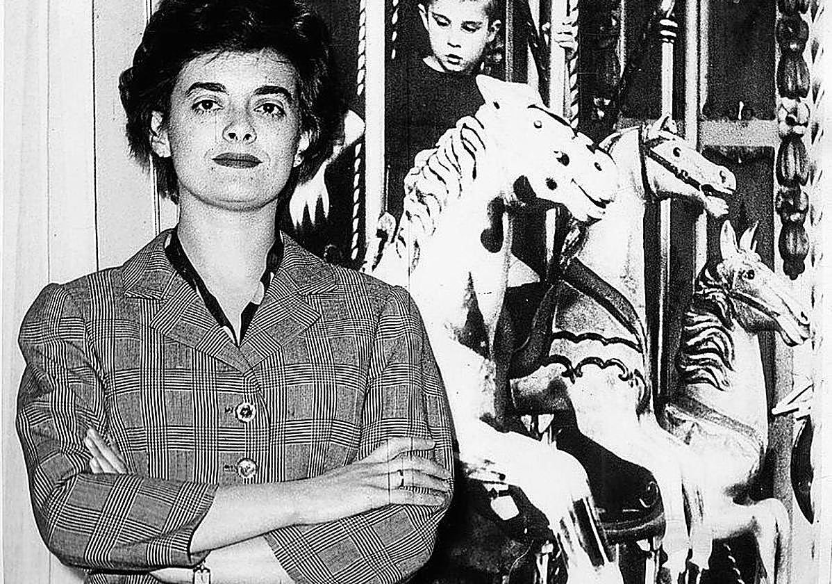 Josefina Aldecoa, fotografiada en la década de los 60 en su despacho del Colegio Estilo.