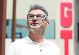 Tximi López frente a la sede del sindicato en Bilbao