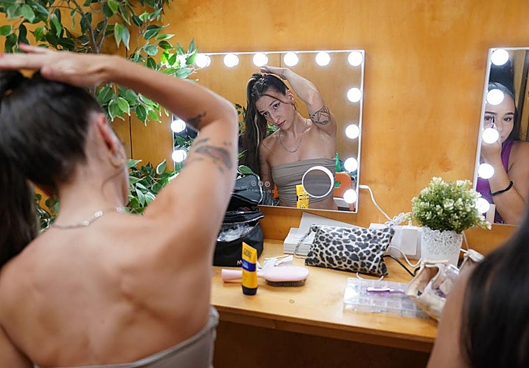 Dos de las bailarinas de la orquesta Vulkano mientras se preparan para salir al escenario.