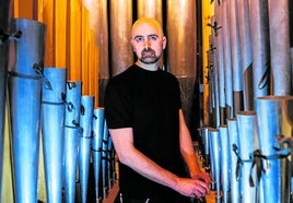 El organista vitoriano Daniel Oyarzabal, que acredita un reconocimiento internacional, toca hoy en Santa María.