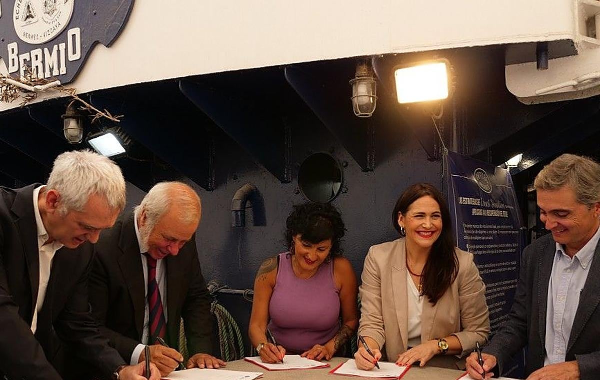 Las autoridades han firmado el convenio esta mañana en el barco