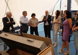 Las autoridades han firmado el convenio esta mañana en el barco