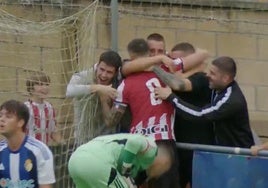 Sancet celebró con su cuadrilla el primer gol de la pretemporada del Athletic