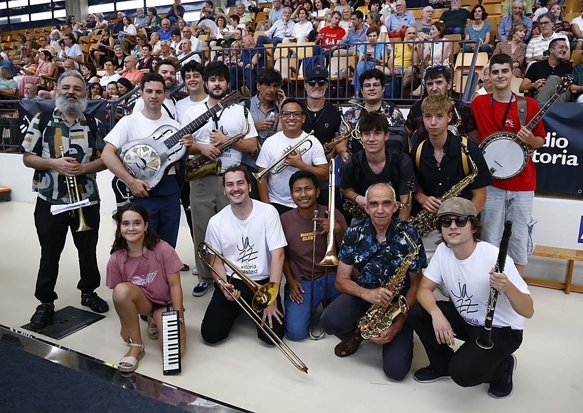 Imagen secundaria 1 - La despedida de Toquinho, los músicos de 'Second line' y Dora Morelembaum. 