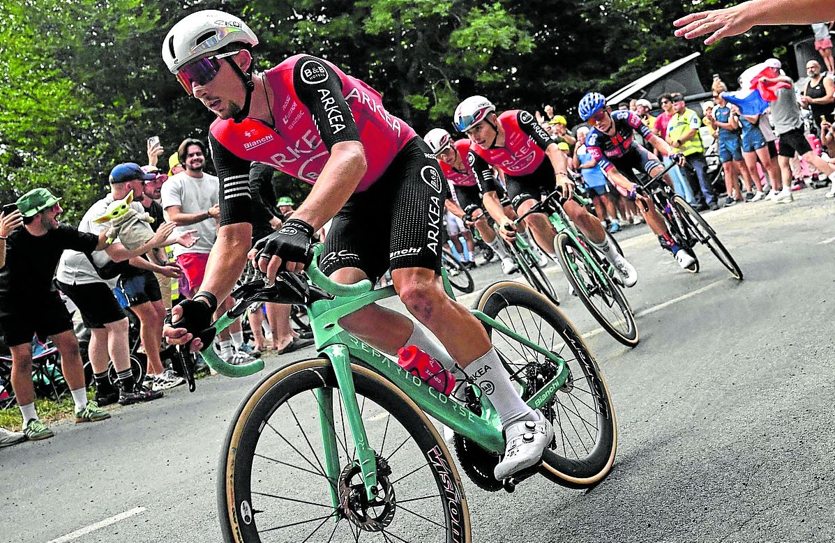 Vauquelin encabeza un grupo de corredores en la etapa que concluyó en Carcasona