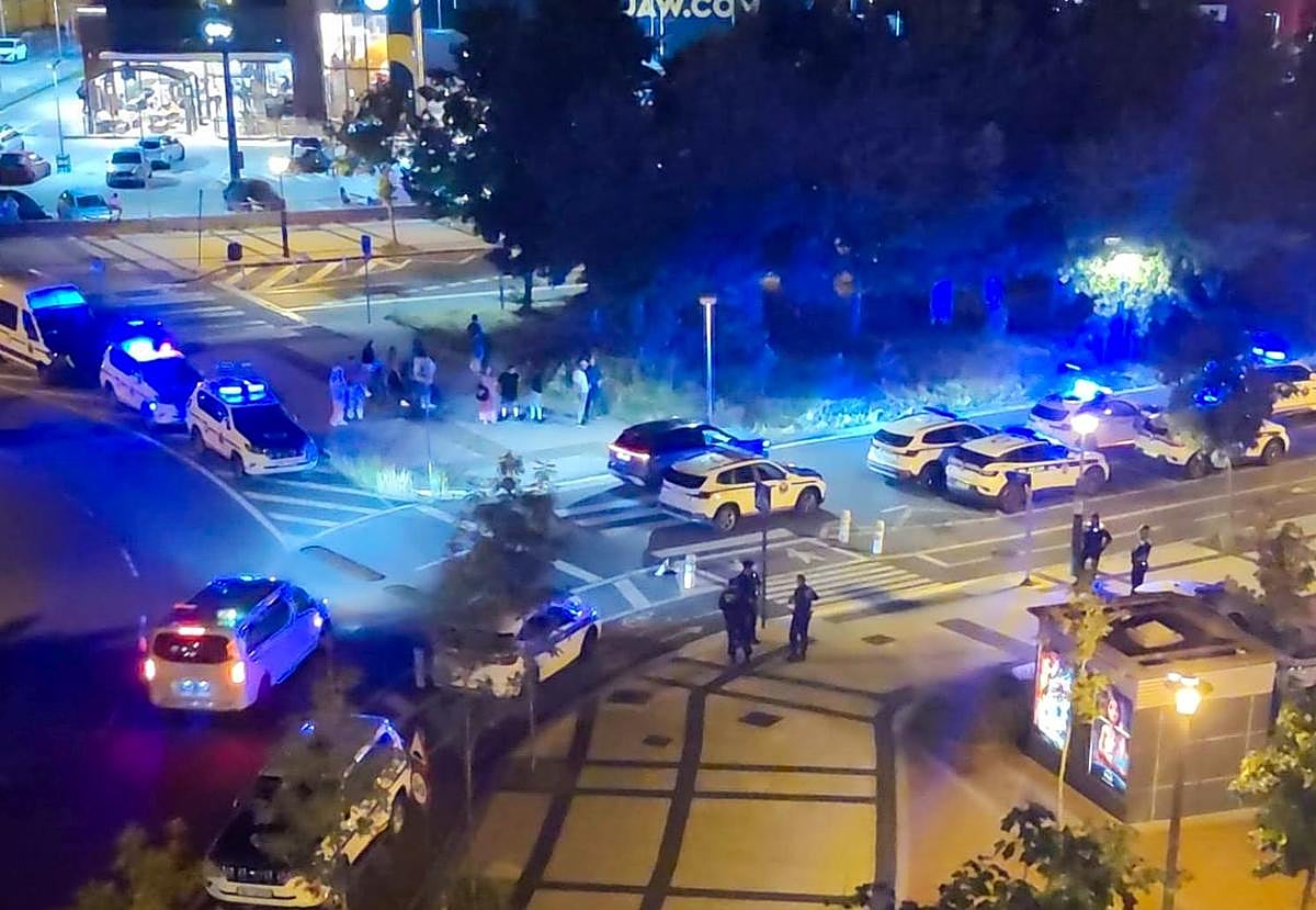 Despliegue policial este fin de semana en la calle Bremen motivado por una pelea multitudinaria.