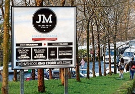 Entrada al colegio Jesús María, ubicado en el monte Artxanda, que se cerrará en agosto.