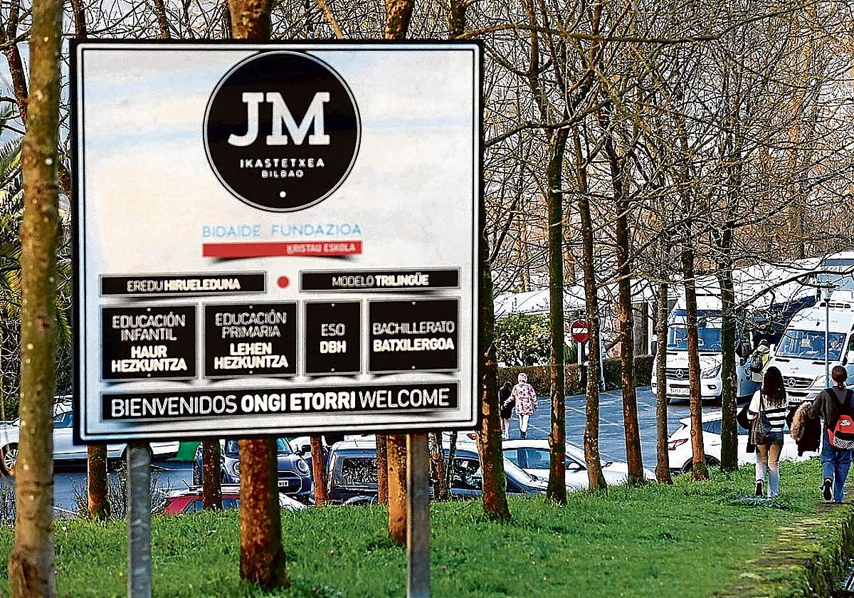 Entrada al colegio Jesús María, ubicado en el monte Artxanda, que se cerrará en agosto.