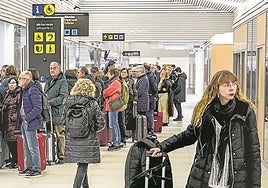 Pasajeros en el aeropuerto de Foronda