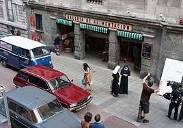 El Kafe Antzokia transformado en una galería de alimentación de los años setenta