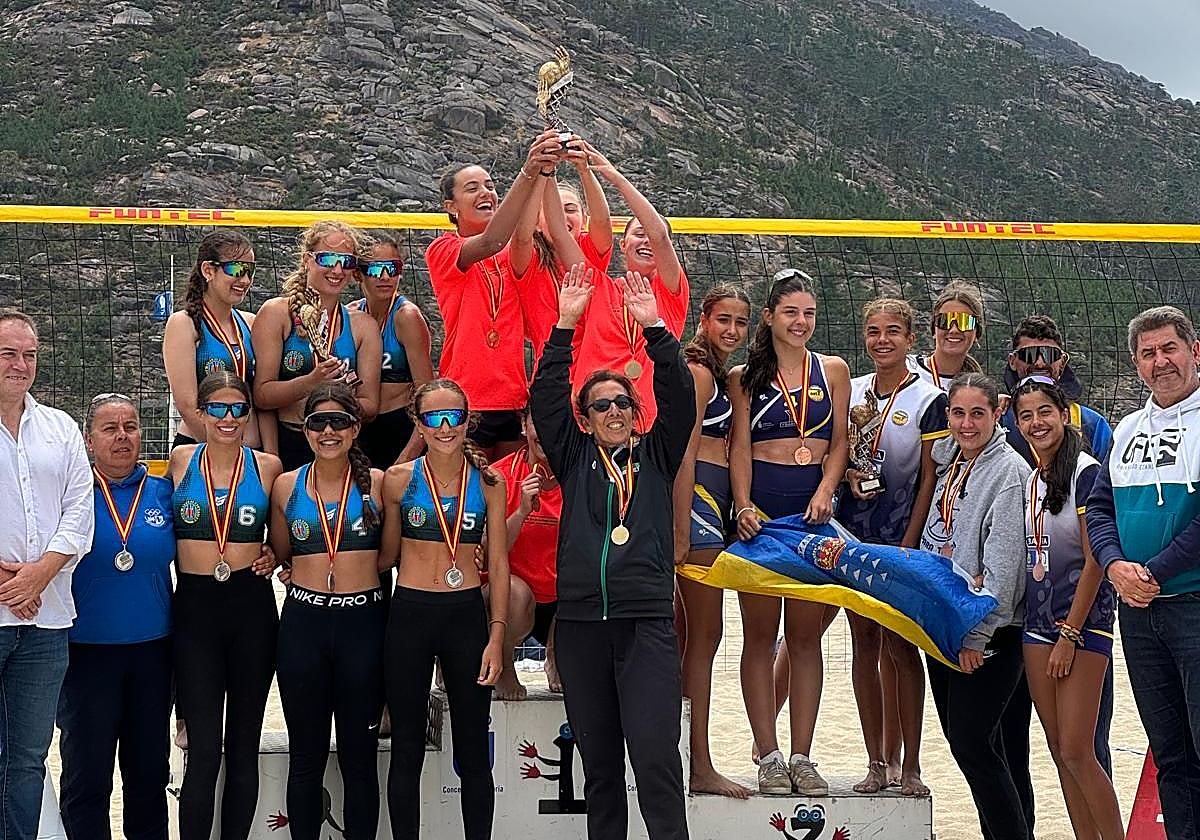 Las jugadoras del CV Sestao en lo alto del podio del Campeonato de España sub-15.