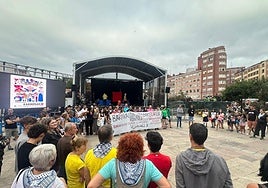 La concentración de repulsa se realizó junto al recinto de las txosnas.