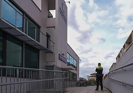 Un agente de la Policía Local, en el exterior de la comisaría de José Erbina.