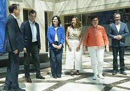 El consejero de Salud, Alberto Martínez, junto al equipo encargado de transformar Osakidetza.