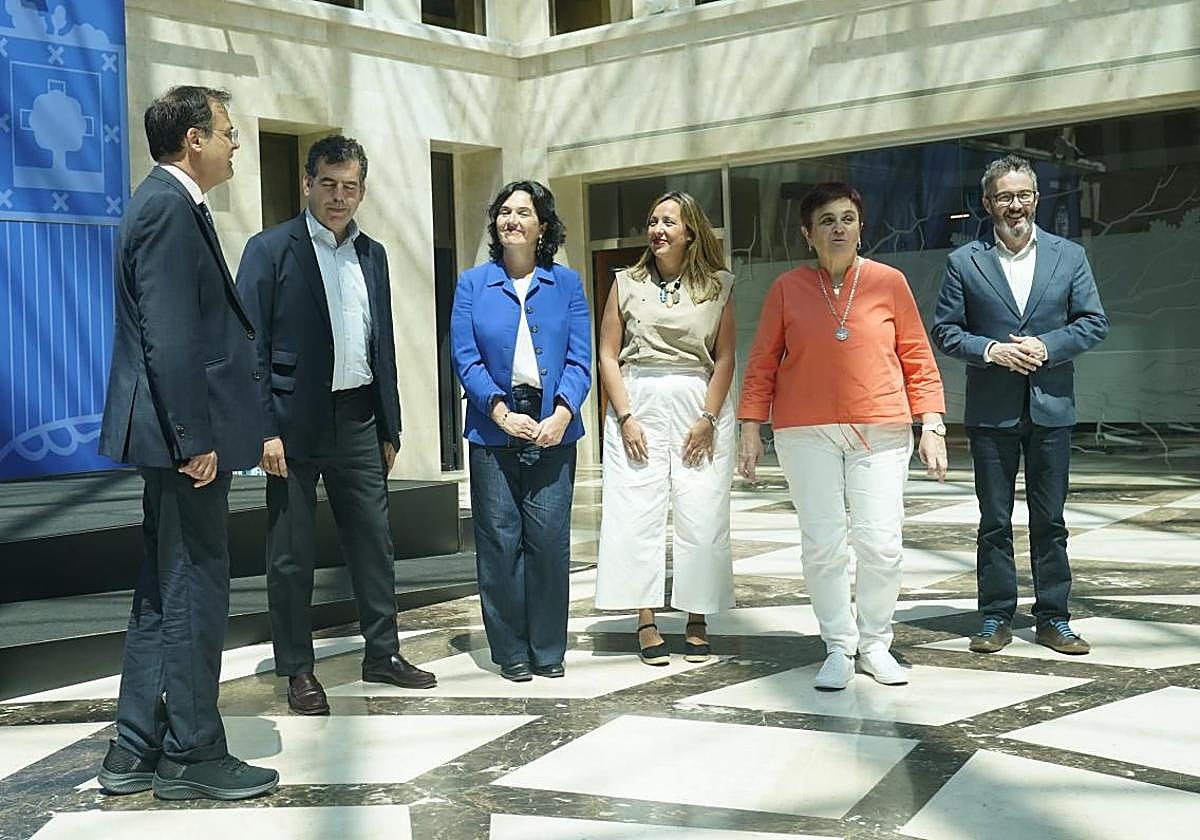 El consejero de Salud, Alberto Martínez, junto al equipo encargado de transformar Osakidetza.