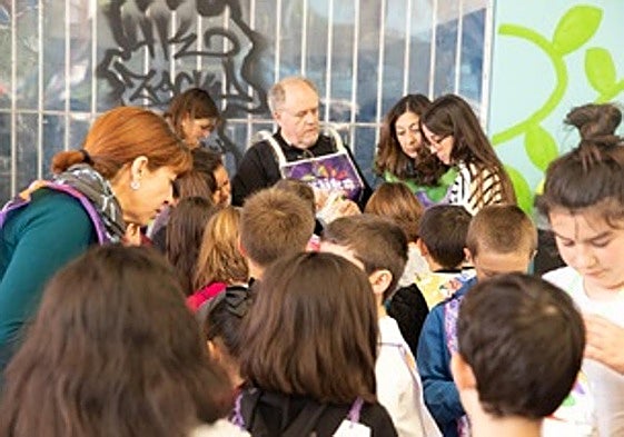 El plan recoge más de una treintena de acciones, entre ellas la mejora progresiva de los patios escolares.