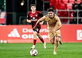 Cristian Gutiérrez conduce un balón en Anduva.