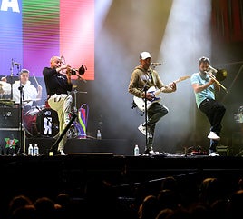 Unen su nombre al de otros grupos y artistas.