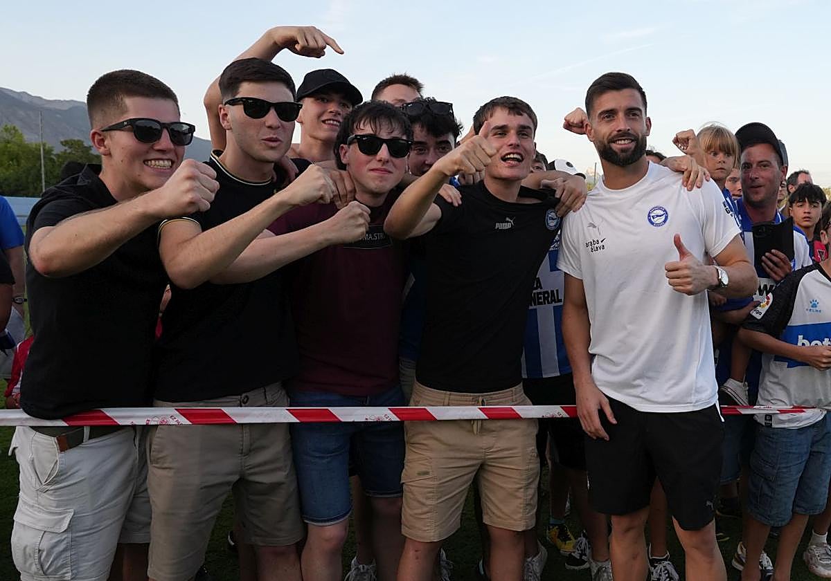 Sivera, junto al grupo de jóvenes que le animó durante todo el choque.