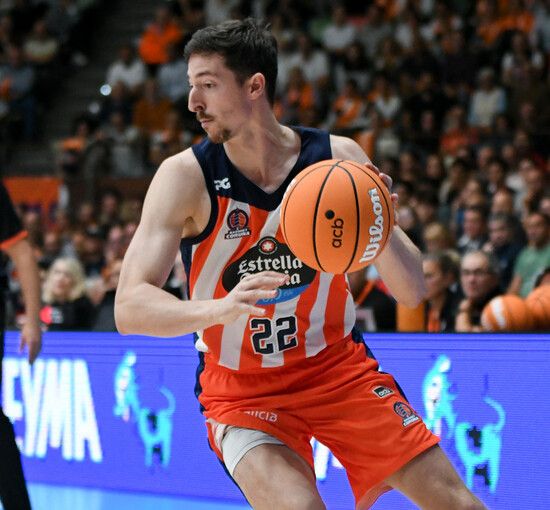 Aleix Font conduce el balón en un partido con el Coruña.