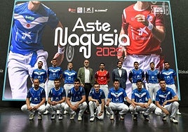 Pelotaris participantes y patrocinadores en la cancha del frontón Bizkaia.