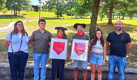 El alcalde, Iñigo Hernando, la concejala de Fiestas, Amets Iturbe, y los representantes de la Comisión de Fiestas, Alazne Solinis y Angel Ezkurra, junto a Ibon López de Letona y Garbiñe Sagarduy, ambos con txapela.