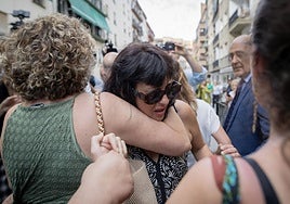 Una ambulancia se lleva a Juana Rivas tras entregar a su hijo menor a su padre