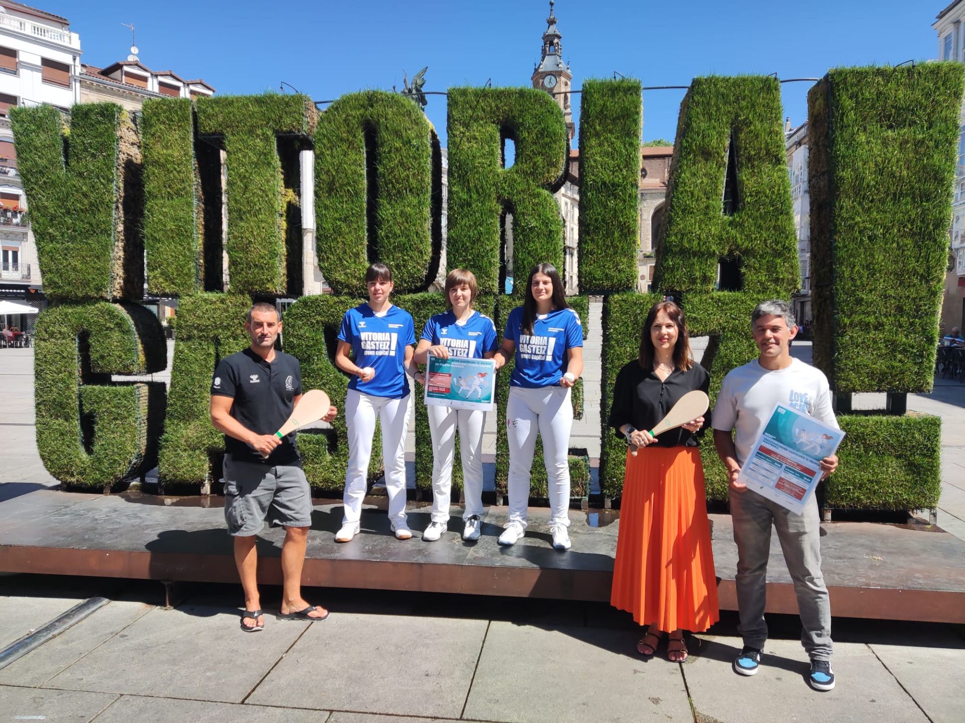 Presentación del torneo en la plaza de la Virgen Blanca.