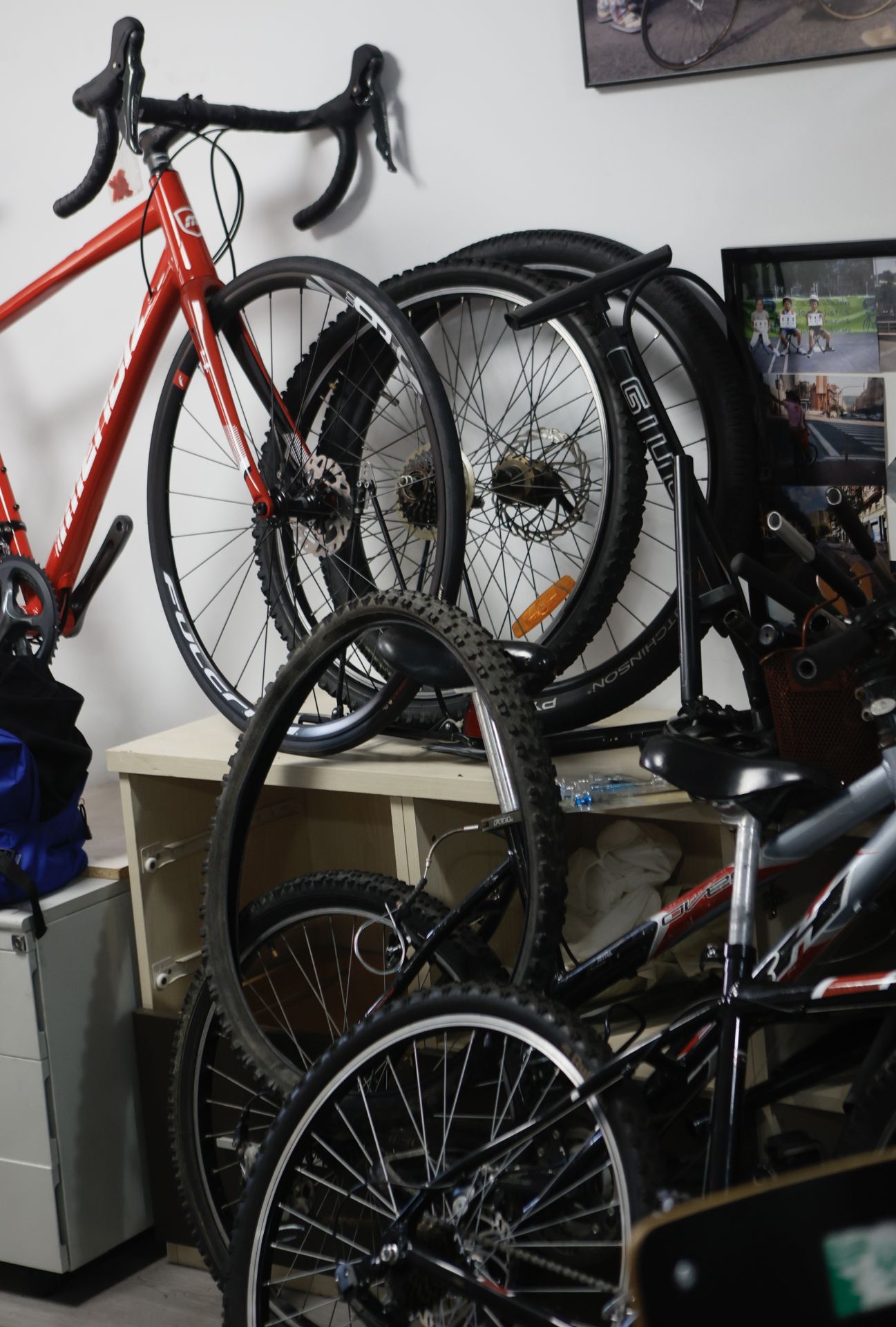 Abre en Bilbao una tienda que da una segunda vida a bicicletas olvidadas y a migrantes en busca de un futuro mejor