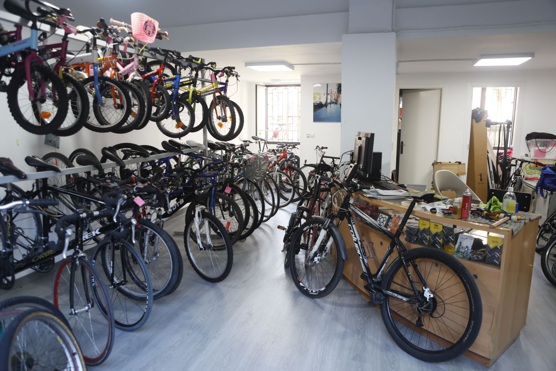 Abre en Bilbao una tienda que da una segunda vida a bicicletas olvidadas y a migrantes en busca de un futuro mejor
