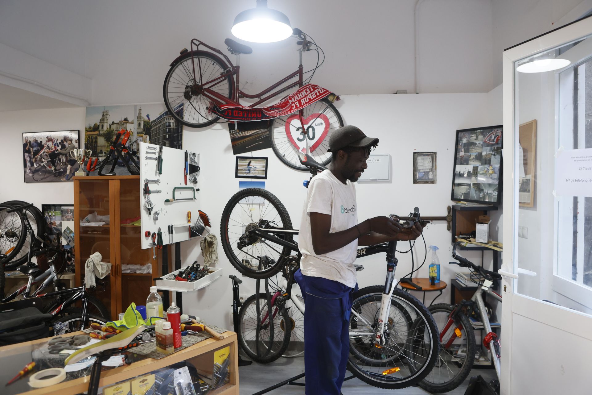 Abre en Bilbao una tienda que da una segunda vida a bicicletas olvidadas y a migrantes en busca de un futuro mejor