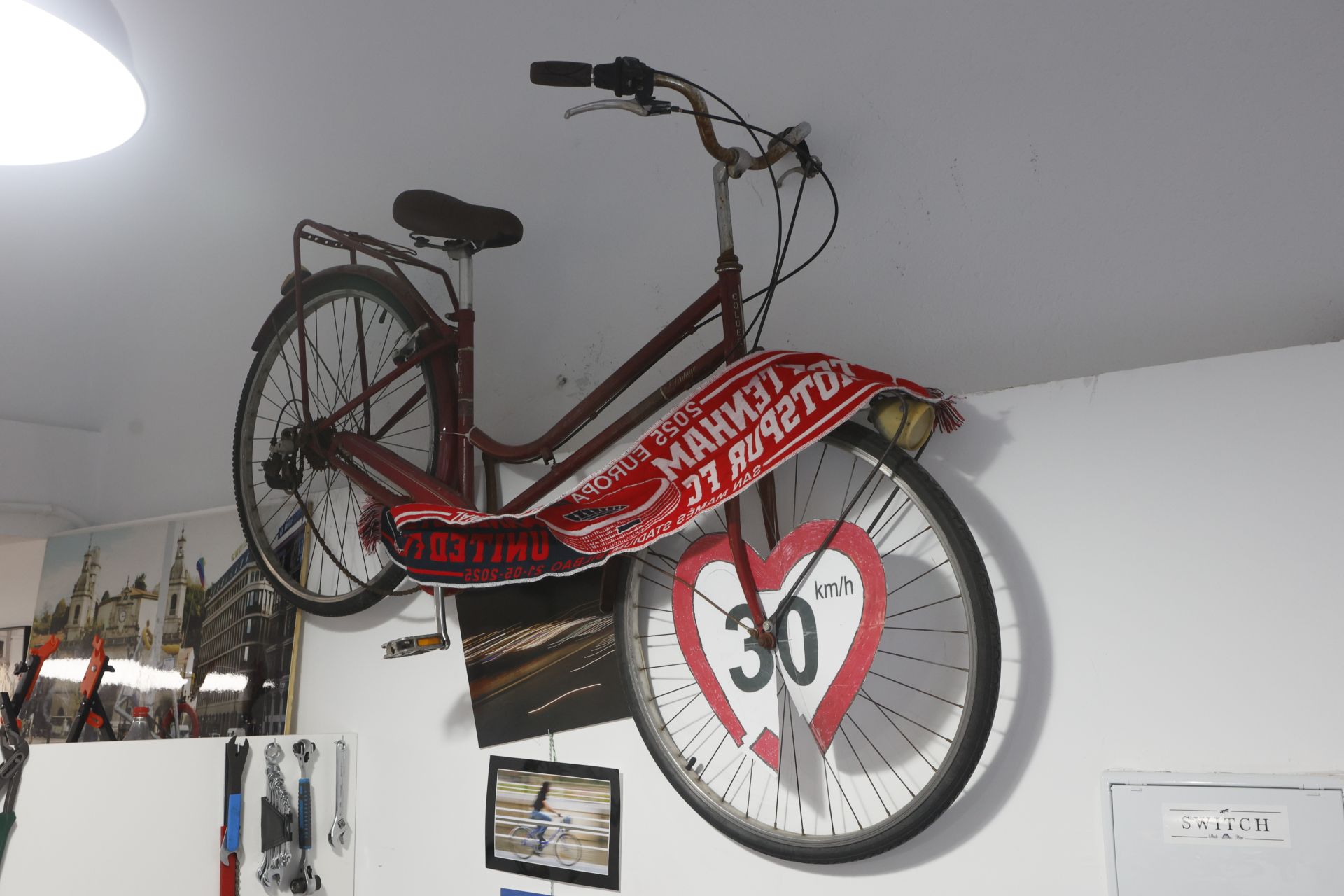 Abre en Bilbao una tienda que da una segunda vida a bicicletas olvidadas y a migrantes en busca de un futuro mejor