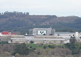 Vista del campus de la UPV/EHU en Leioa, con la Facultad de Ciencias en primer término y la biblioteca detrás