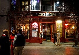 Ambiente nocturno en la puerta del Central.