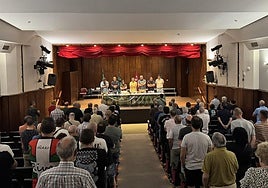 En la asamblea se guardó un minuto de silencio por los riverzales fallecidos.