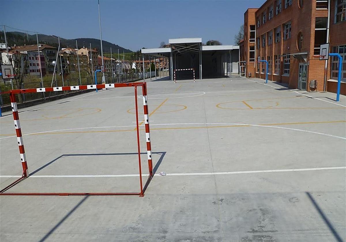 Patio de la escuela Leitoki de Ugao.