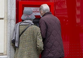 Comisiones de hasta un 5%: los casos en los que usar la tarjeta o sacar dinero del banco sale muy caro