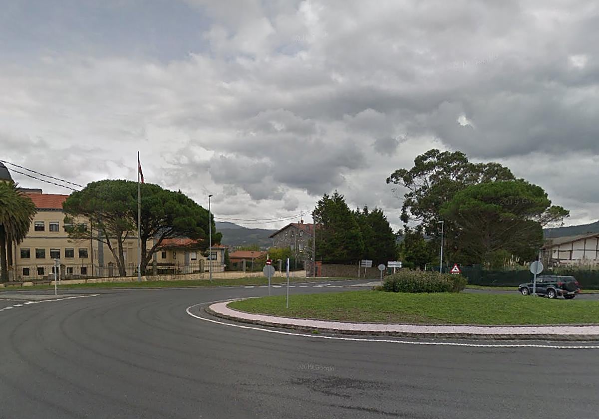 Herido tras salirse su coche de la calzada y chocar contra un árbol en Barrika