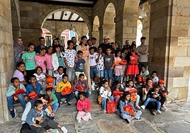 Los menores saharauis y las autoridades municipales, en la entrada del Ayuntamiento.