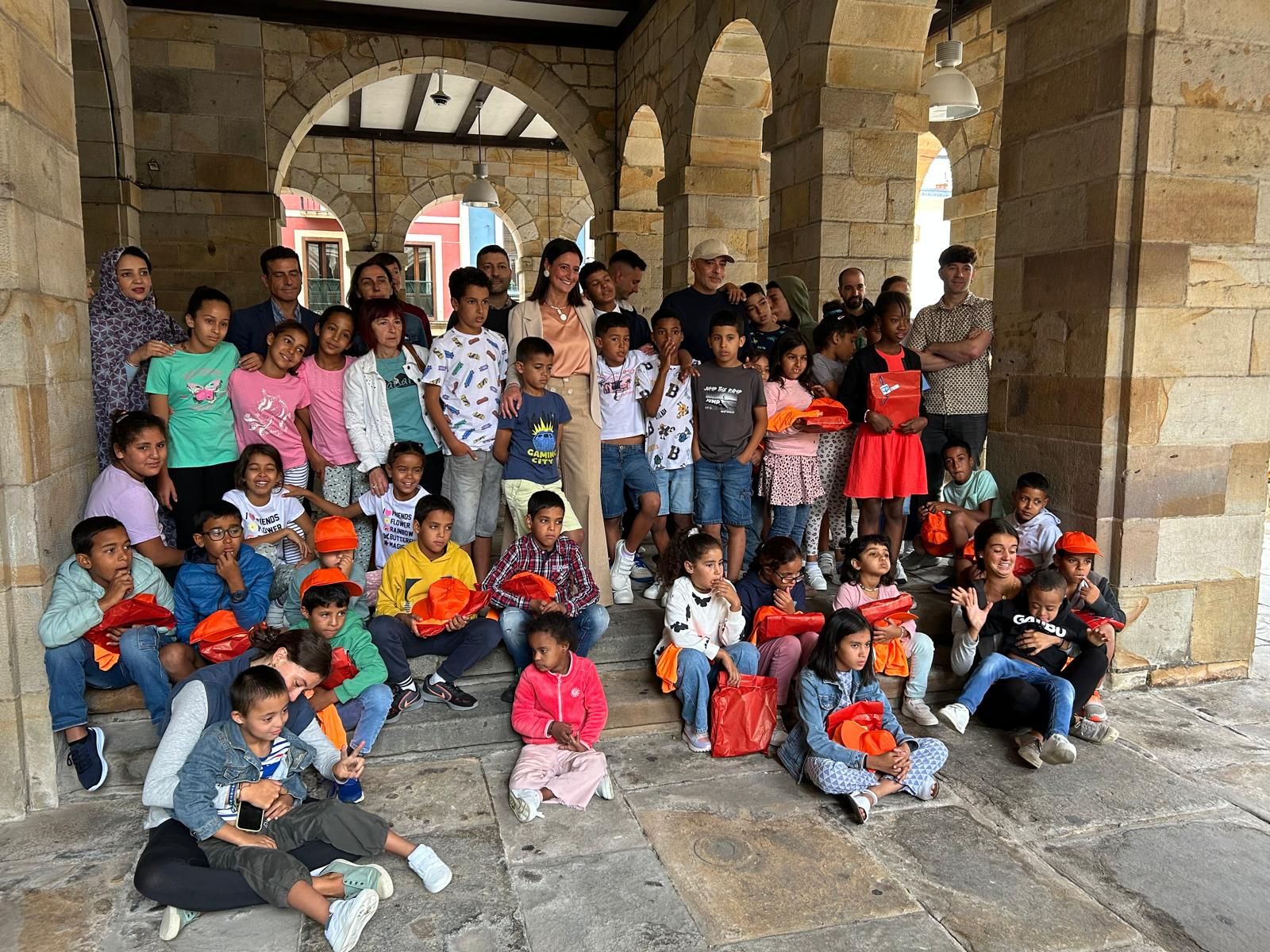 Los menores saharauis y las autoridades municipales, en la entrada del Ayuntamiento.