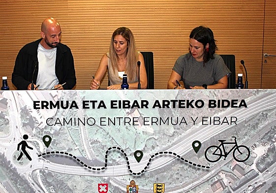 De izquierda a derecha, Iraola, Gámiz y Azpitarte firman el acuerdo entre municipios.